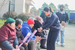 埃美柯传承雷锋精神 关注老人用水安全